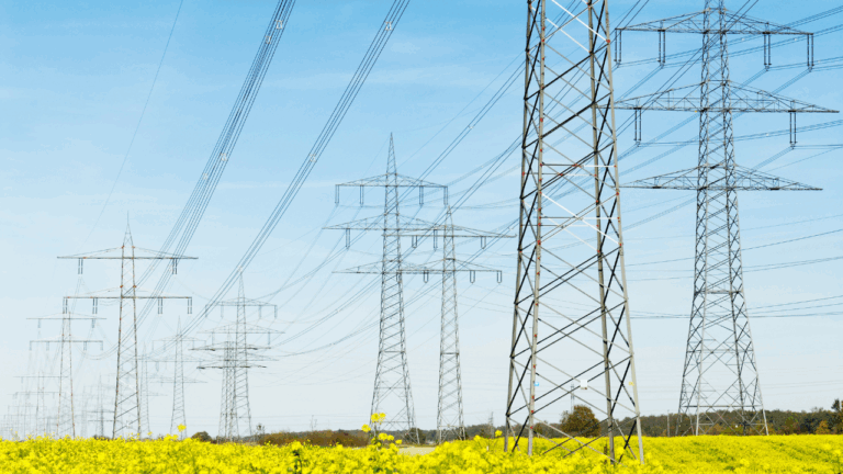 Strategically Reducing Electricity Costs: Solutions for SMEs and the Housing Sector