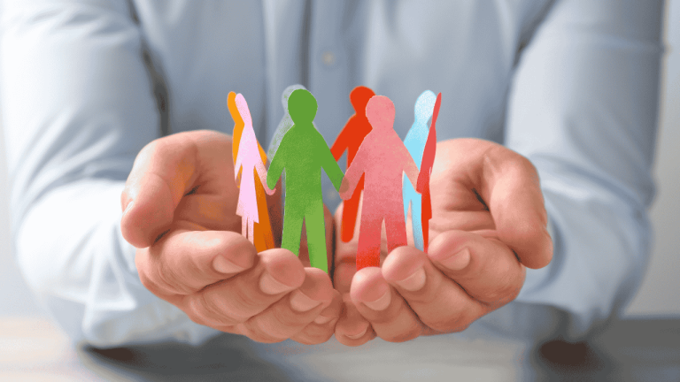 War of Talents im Einkauf Mann hält menschliche Papierfiguren am Tisch, Nahaufnahme. Konzept Talententmanagement